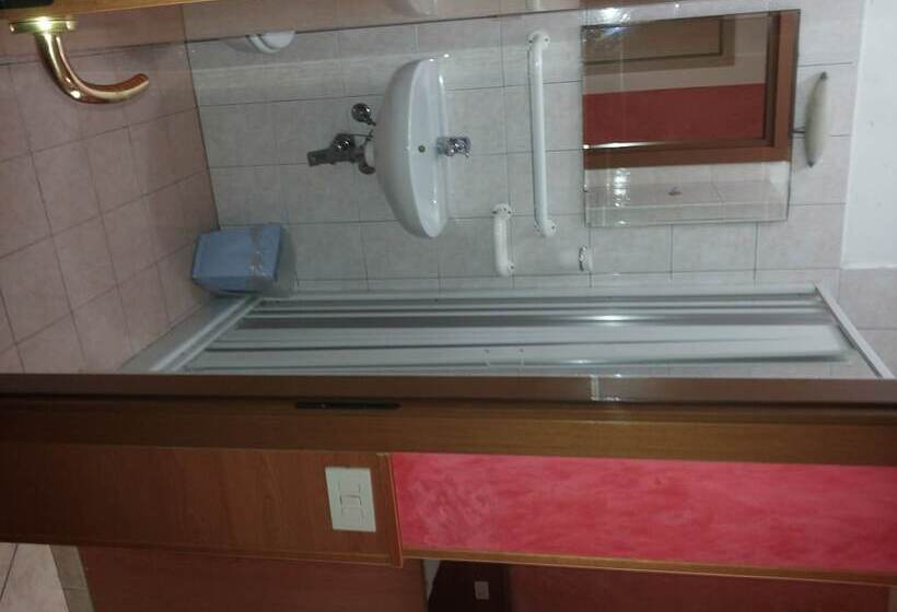 标准三人间, Le Querce