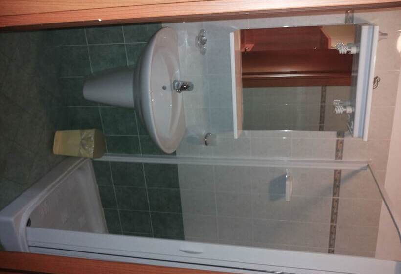 标准三人间, Le Querce