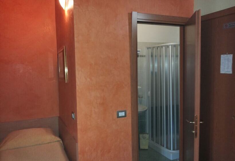 标准三人间, Le Querce