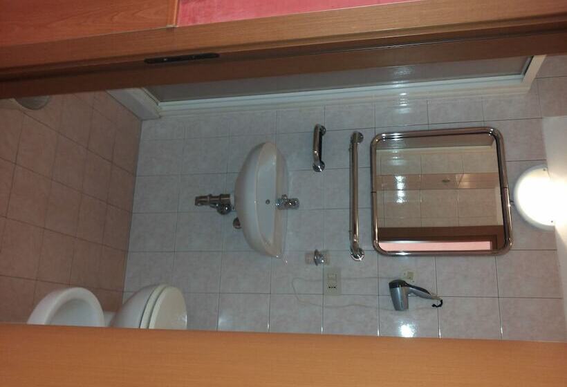 标准三人间, Le Querce