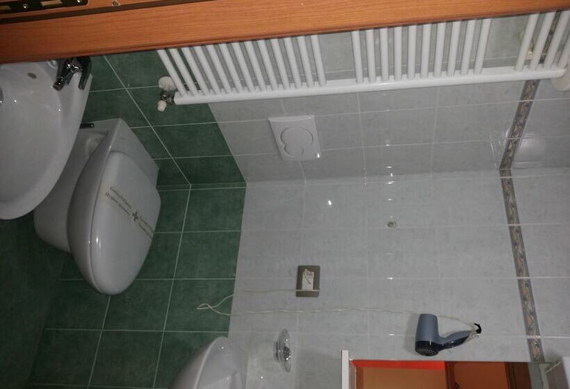 标准三人间, Le Querce