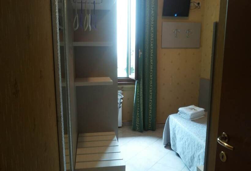 标准三人间, Le Querce