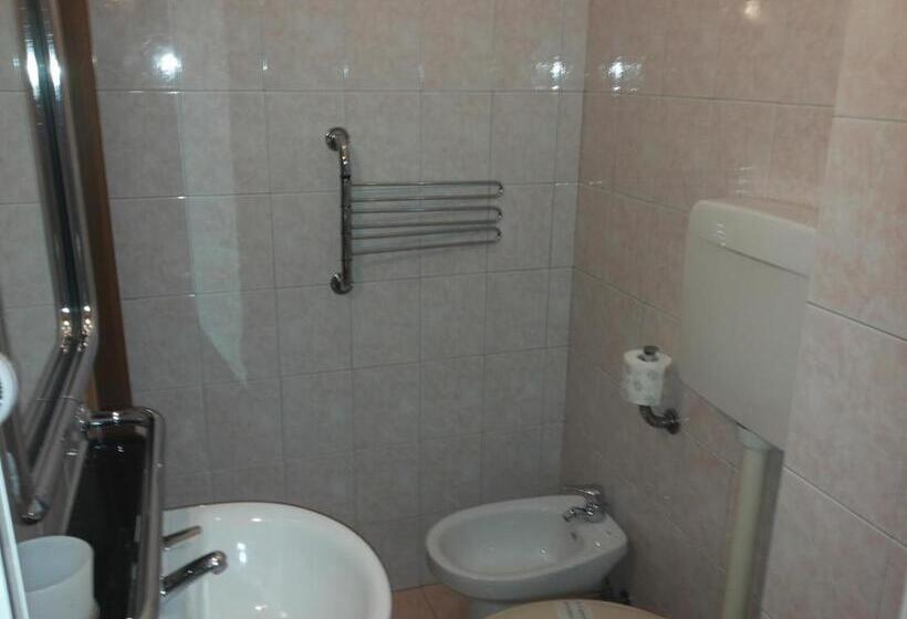 标准单人间, Le Querce