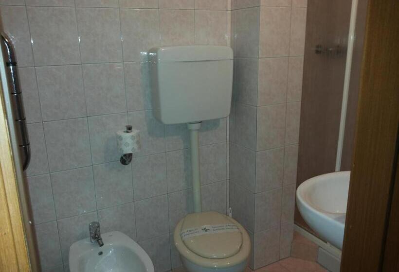 标准单人间, Le Querce