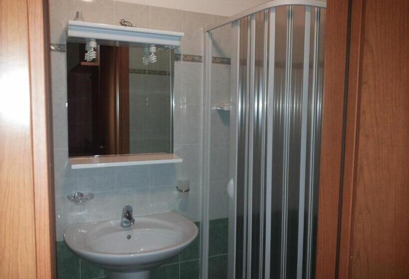 标准三人间, Le Querce