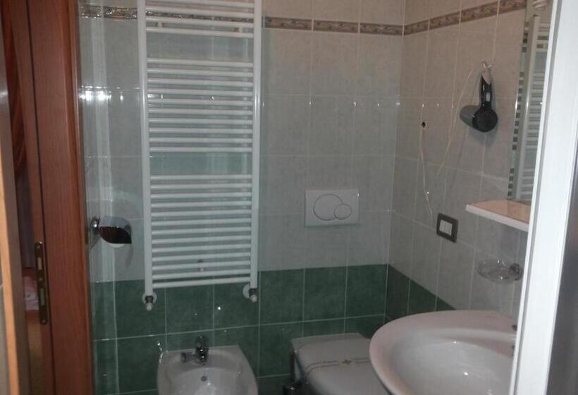 标准三人间, Le Querce