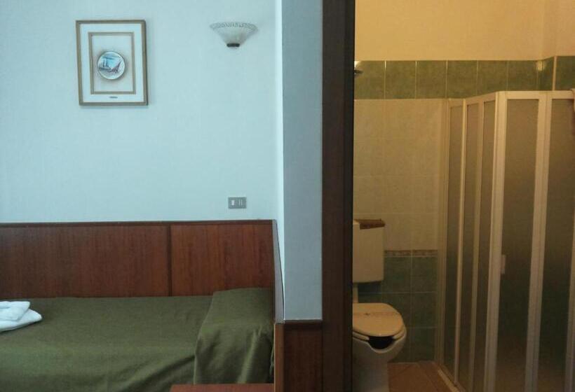 标准三人间, Le Querce