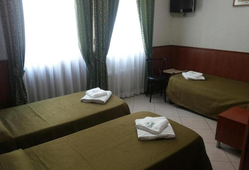 标准三人间, Le Querce