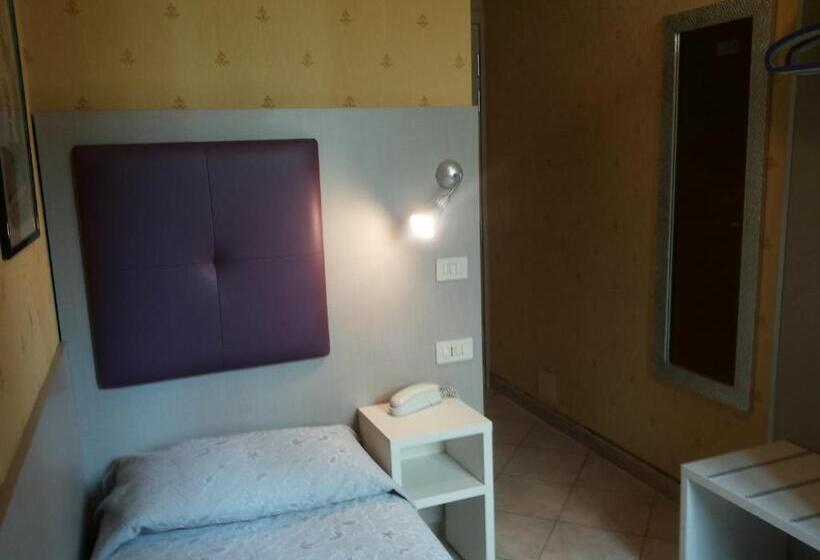 标准三人间, Le Querce