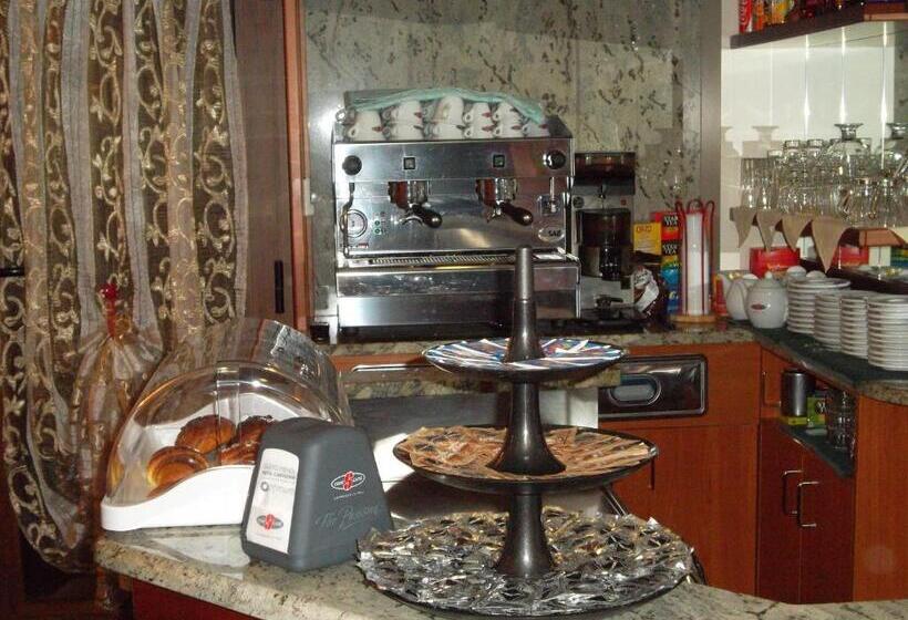 标准三人间, Le Querce