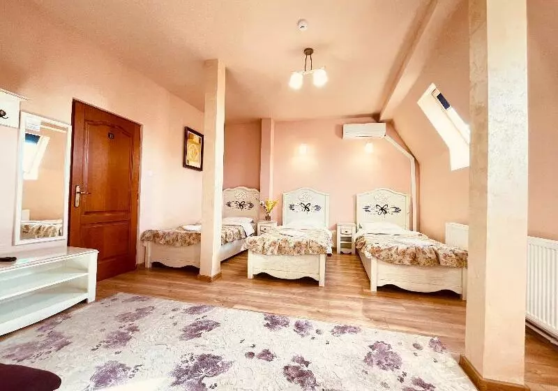اتاق لوکس سه تخته, Leaganul Bucovinei Guest House