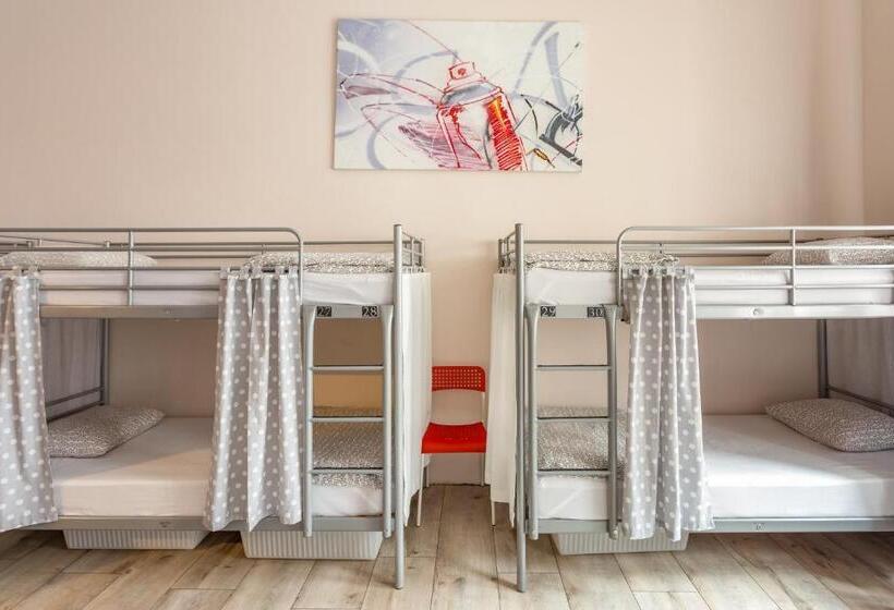 ルームシェアのワンベッド, Babel Hostel, Dworzec Pkp, Rynek