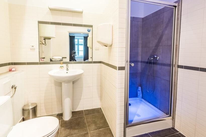 コンフォートルーム, Flamingo Hostel