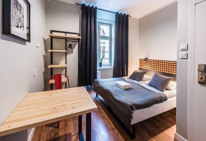 コンフォートルーム, Flamingo Hostel