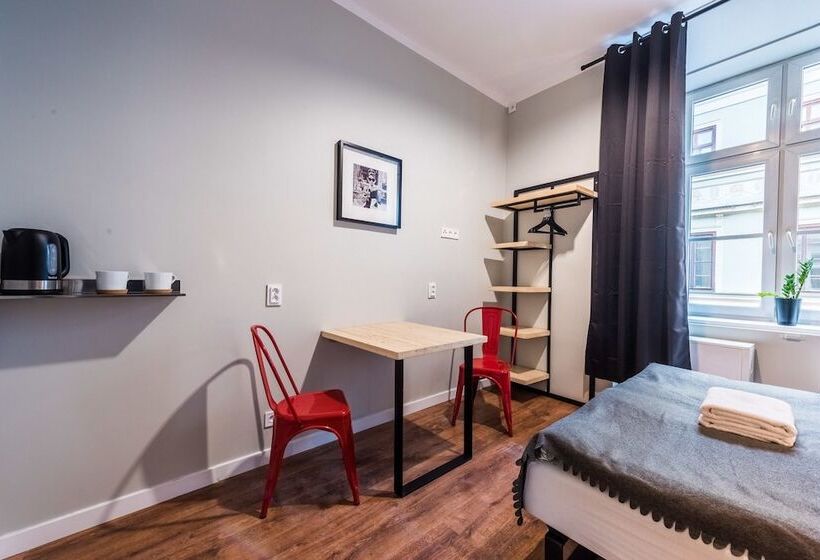 コンフォートルーム, Flamingo Hostel