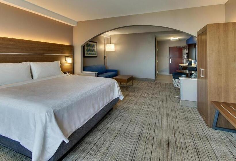 מיטת קינג בסוויטה, Holiday Inn Express Hotel & Suites Columbus Fort Benning, An Ihg