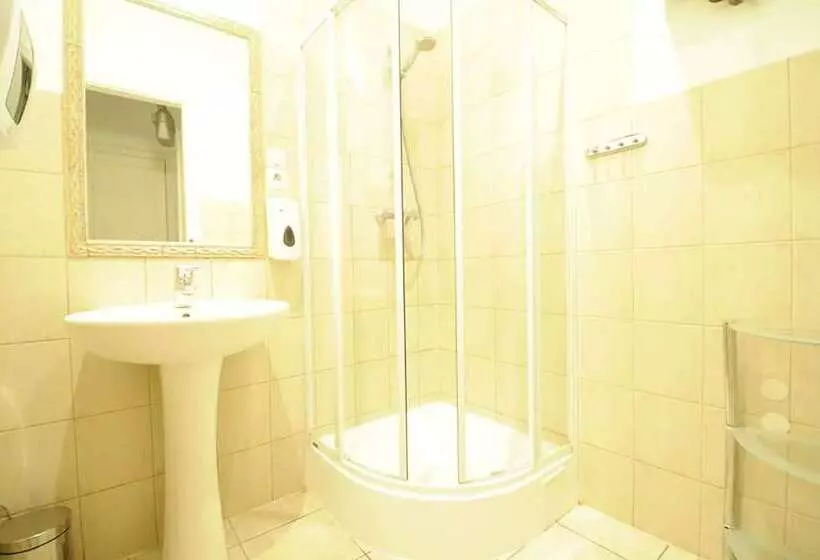 Vuode Makuusalissa, Hostel Deco
