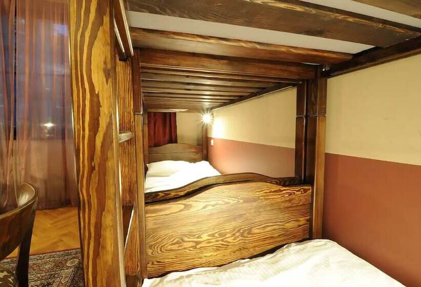 Кровать в Общей Комнате, Hostel Deco