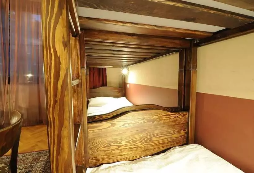 Vuode Makuusalissa, Hostel Deco