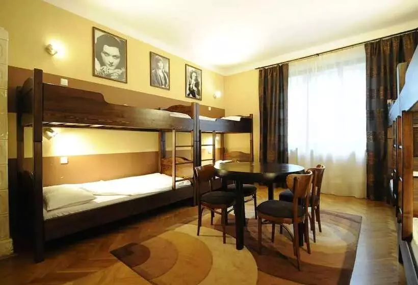 Vuode Makuusalissa, Hostel Deco