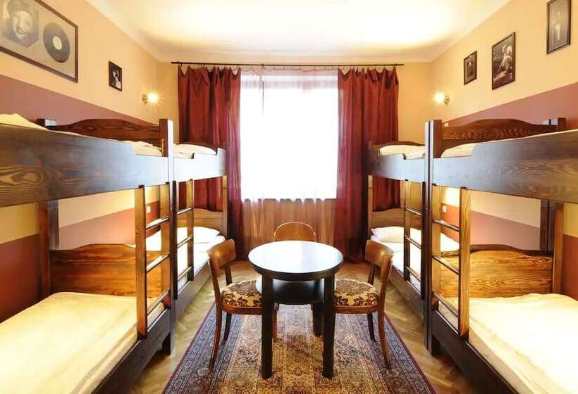 ルームシェアのワンベッド, Hostel Deco