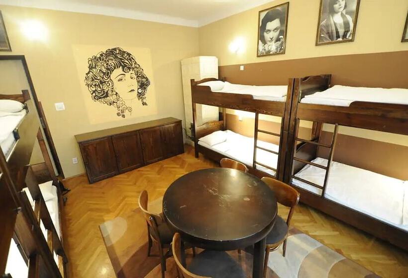 ルームシェアのワンベッド, Hostel Deco