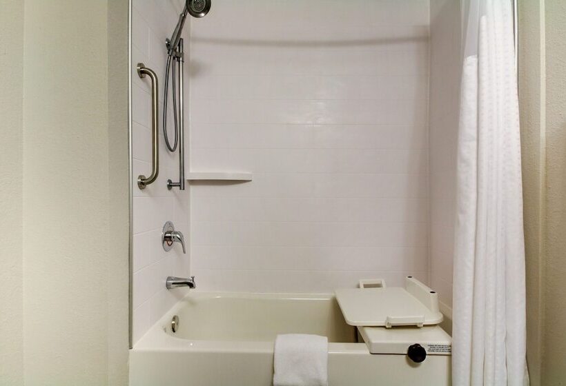 جناح, Holiday Inn Express Hotel & Suites Live Oak, An Ihg