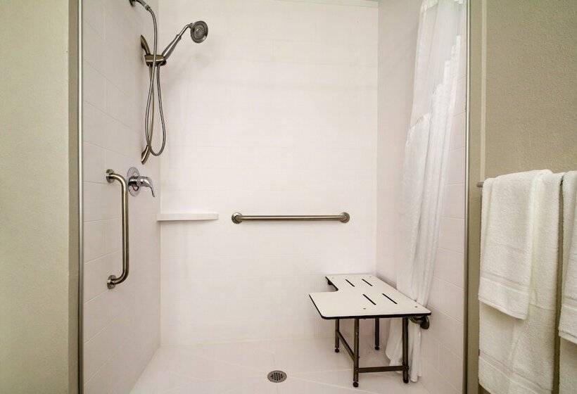 جناح, Holiday Inn Express Hotel & Suites Live Oak, An Ihg