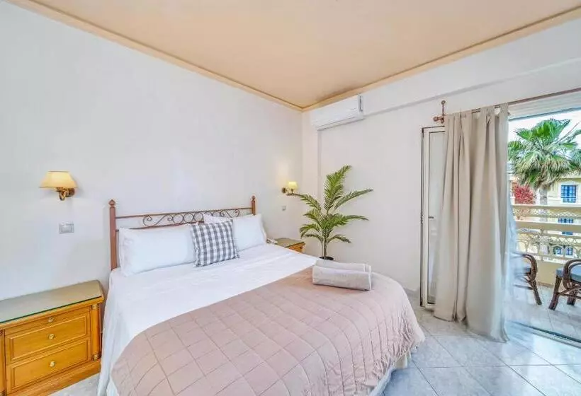 استودیوی سوپریور, Socrates Hotel Malia Beach