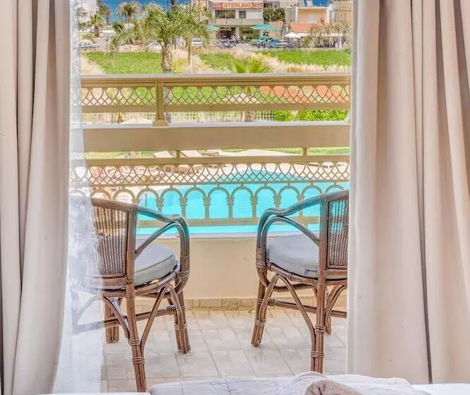 استودیوی سوپریور, Socrates Hotel Malia Beach