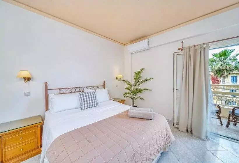 استودیوی سوپریور, Socrates Hotel Malia Beach