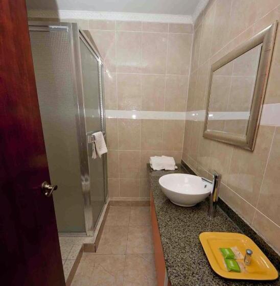 חדר סטנדרט לשלושה, Cresta Inn