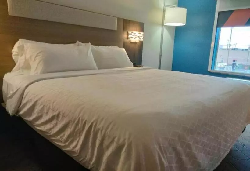 キングサイズベッドのスタンダードルーム, Holiday Inn Express Lapeer, An Ihg