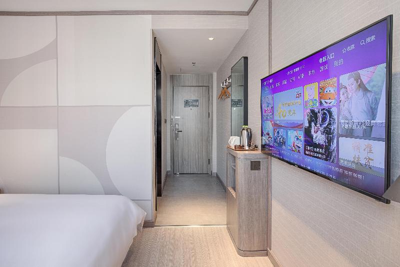 جناح, Holiday Inn Express Plymouth, An Ihg