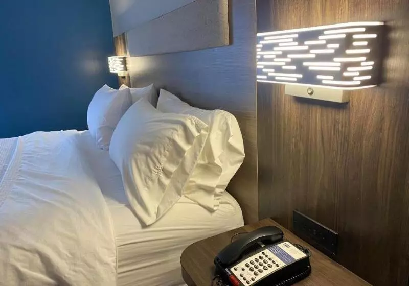 身障者適用キングサイズベッドルーム, Holiday Inn Express Plymouth, An Ihg