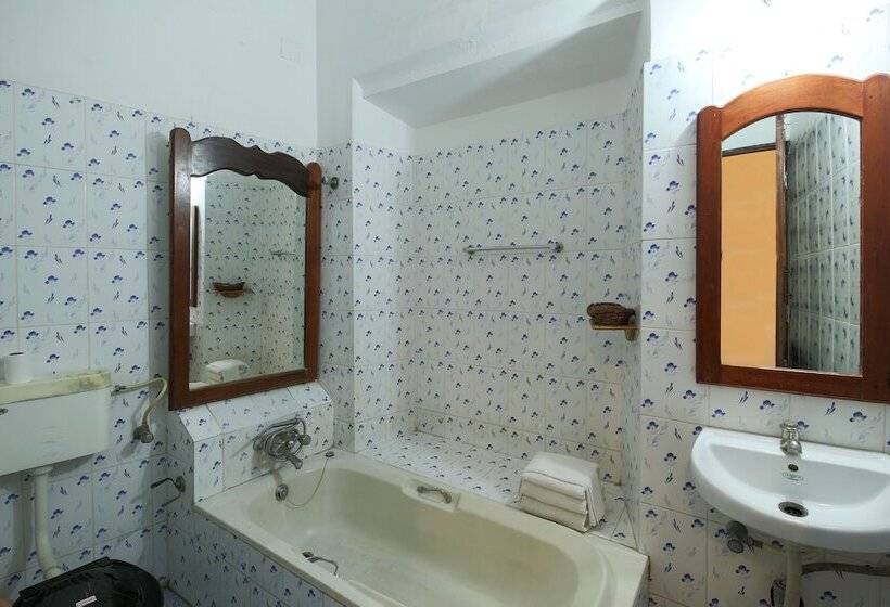 غرفة قياسية, Rossitta Wood Castle