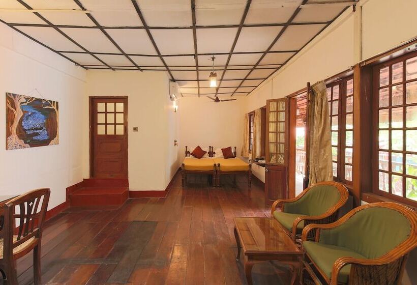 غرفة قياسية, Rossitta Wood Castle