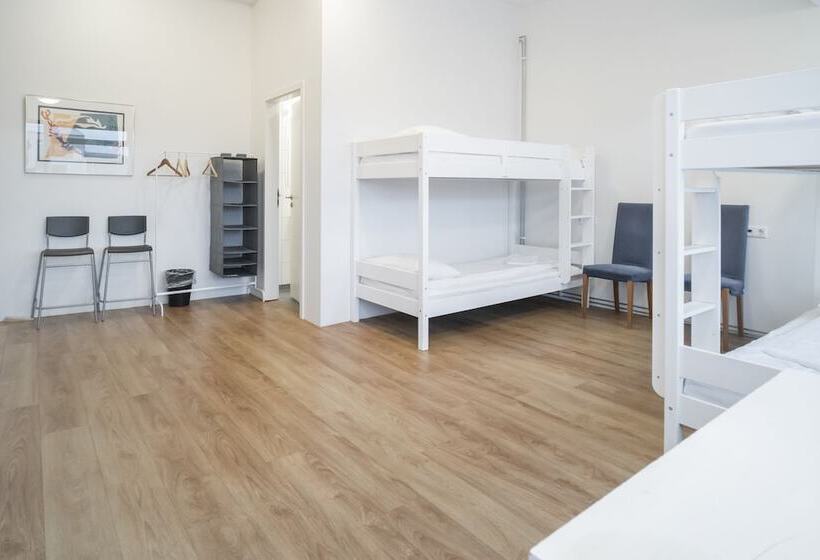 تختخواب در اتاق مشترک, Guesthouse Pavi