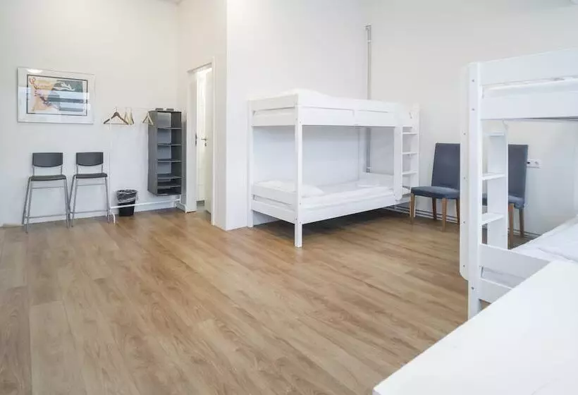 تختخواب در اتاق مشترک, Guesthouse Pavi
