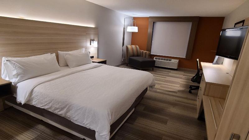 适合残疾人士使用的带超级大床的标准间, Holiday Inn Express Lordstown Newton Falls/warren, An Ihg