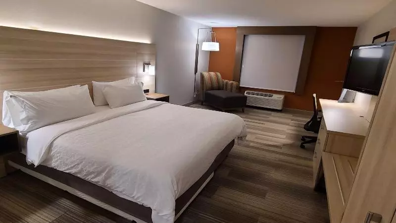 身障者適用キングサイズベッドルーム, Holiday Inn Express Lordstown Newton Falls/warren, An Ihg