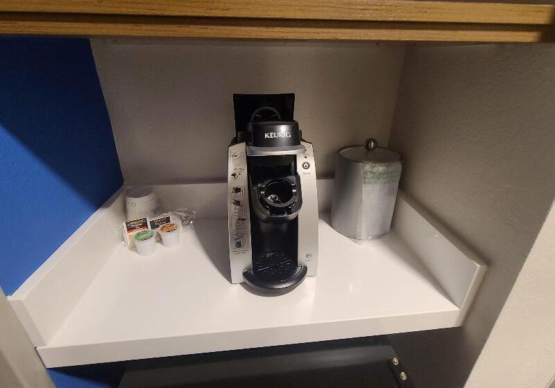 带大床的标准间, Holiday Inn Express Lordstown Newton Falls/warren, An Ihg