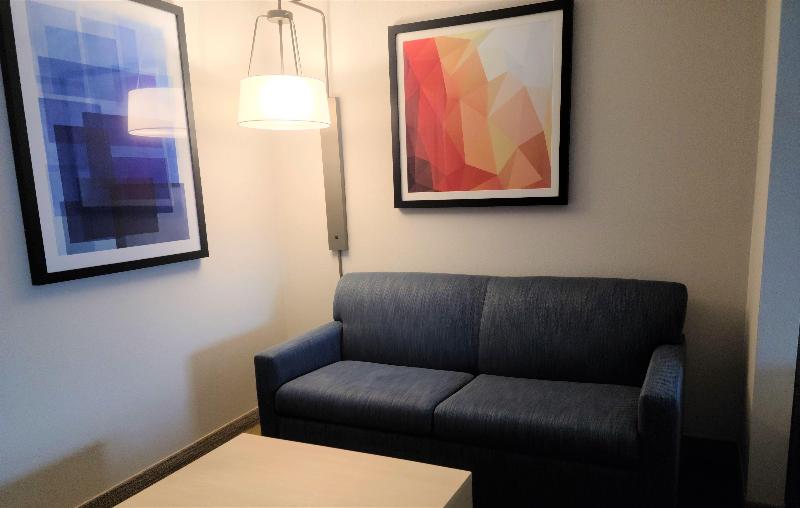 带大床的套房, Holiday Inn Express Lordstown Newton Falls/warren, An Ihg