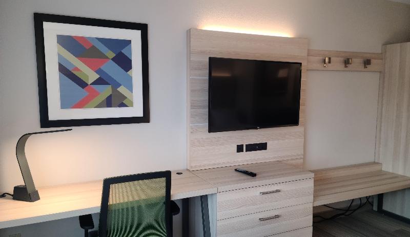 Люкс Кровать Кинг, Holiday Inn Express Lordstown Newton Falls/warren, An Ihg