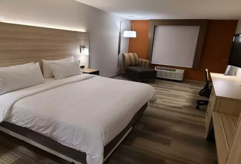 キングサイズベッドのスタンダードルーム, Holiday Inn Express Lordstown Newton Falls/warren, An Ihg