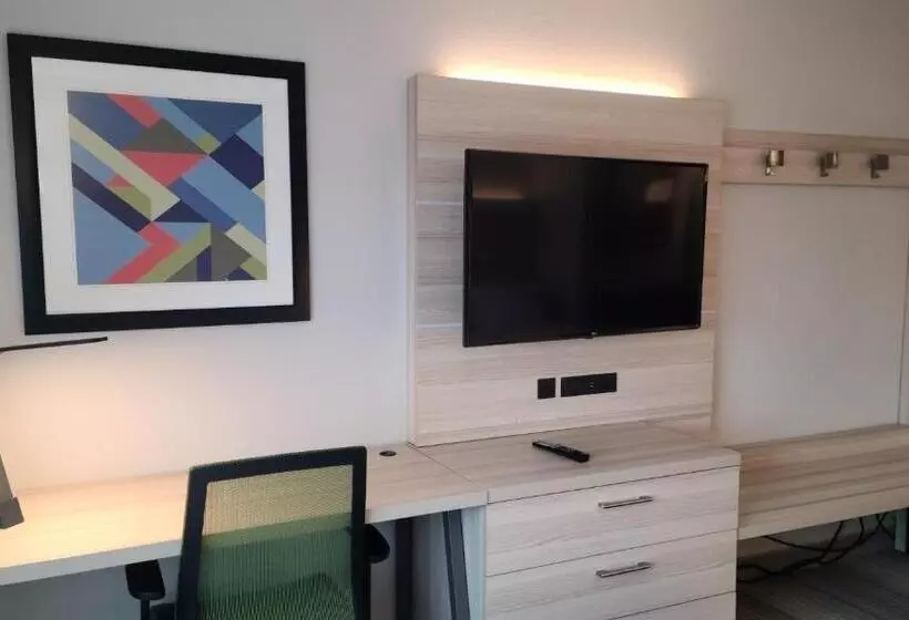 スタンダードスタジオ, Holiday Inn Express Lordstown Newton Falls/warren, An Ihg