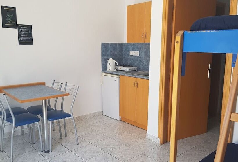 شقة غرفة واحدة, Aspro Spiti