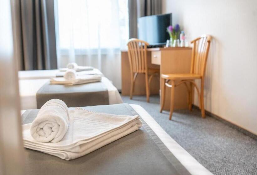 اتاق ساده سه نفره, Aribė Hotel Klaipėda, Free Parking