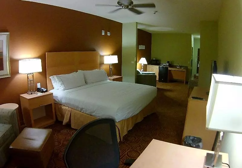 キングサイズベッドのスイートルーム, Holiday Inn Express & Suites Lubbock Southwest – Wolfforth, An Ihg