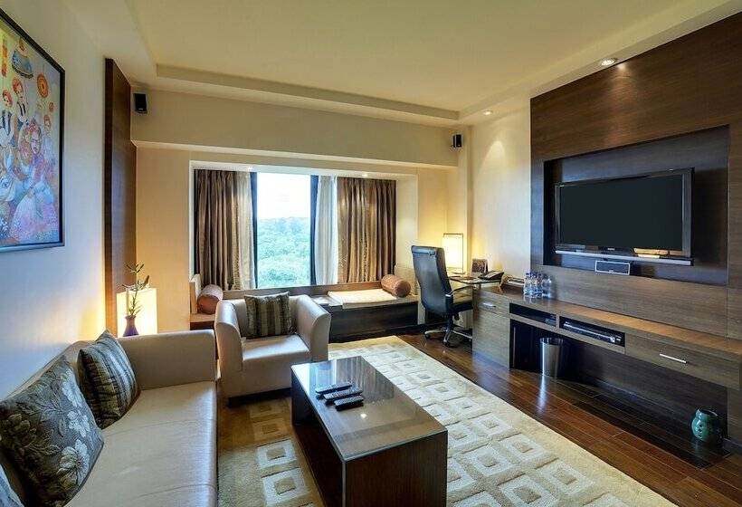 Suite Queen Bed, Vivanta Goa, Panaji